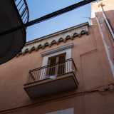 Proseguendo invece su strada san Marco, si pu� notare in alto sulla destra un�altra archeggiatura in pietra viva a coronamento del prospetto di una palazzina rossa
